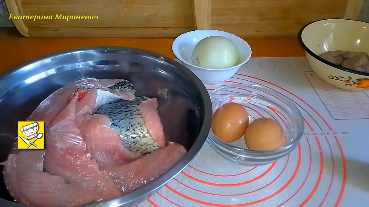 С рыбы снимаю филе. Подойдёт любая рыба,и речная ,и морская.