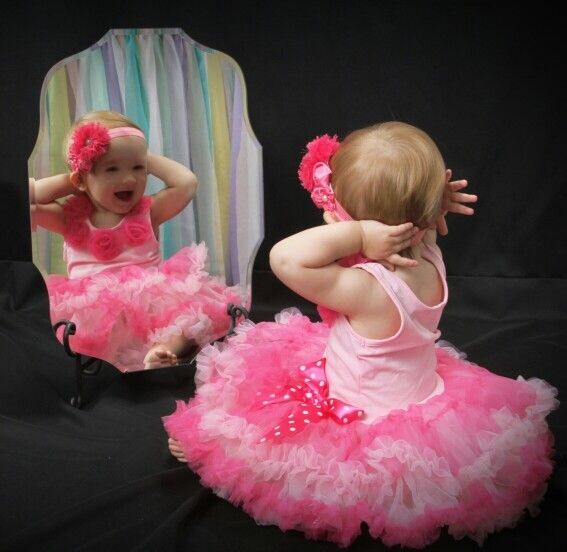 Когда мама впервые застала дочь перед зеркалом, где она жеманно улыбалась своему отражению и приговаривала: ”Люля касавица, люля колосая”