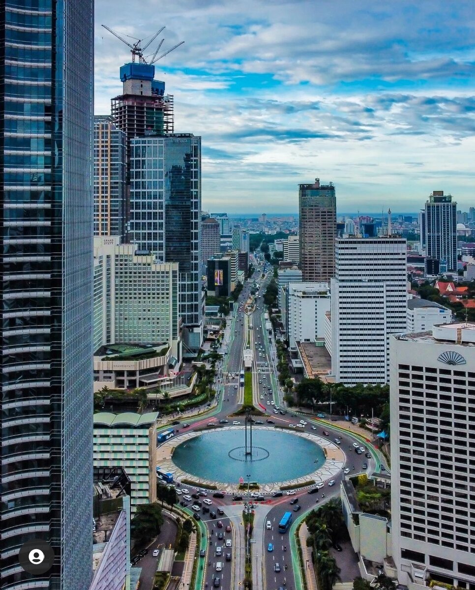 10 дом также отвечает за карьеру и самореализацию в социуме, отображает нашего начальника (и как мы сами себя ведем в роле него) и более авторитетного родителя. 