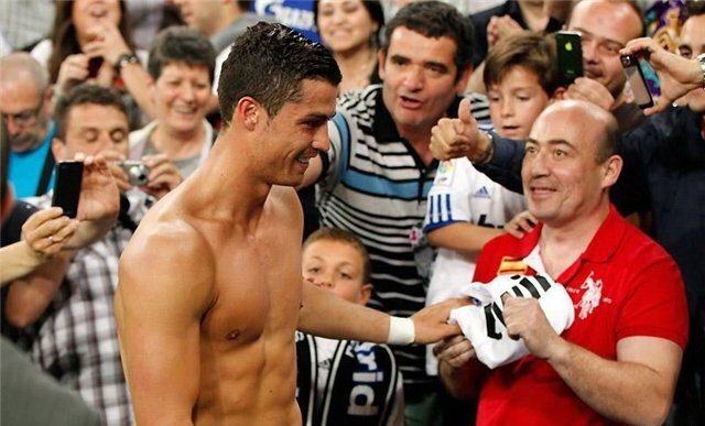 Криштиану с пострадавшим болельщиком.