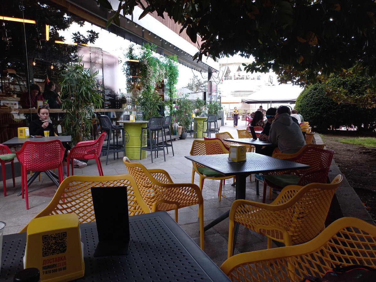 Столики стоят в теневой зоне, что очень удобно в жаркую погоду и нет никаких зонтиков над головой.