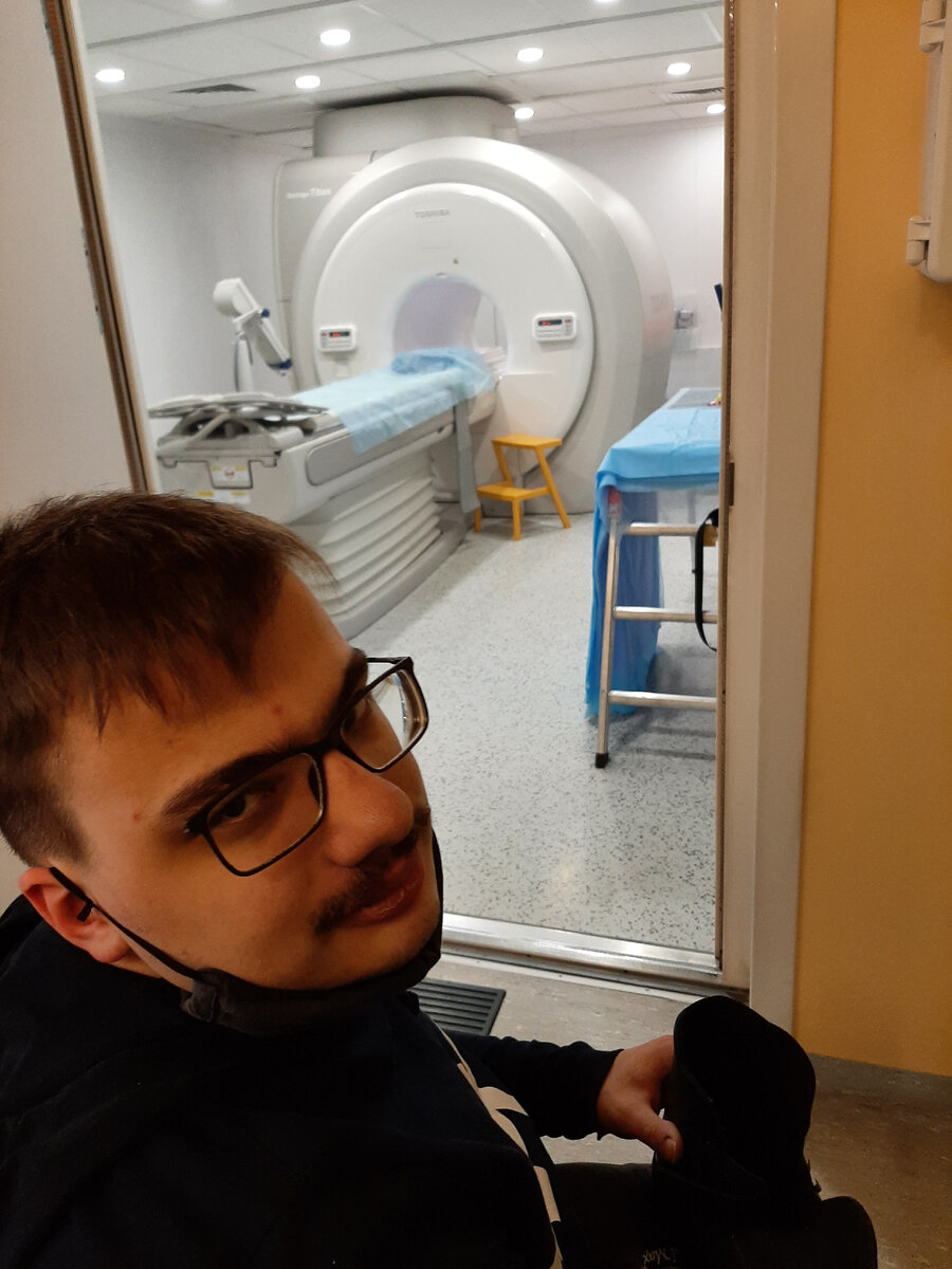 Несчастный ребёнок после огромного количества влитого контраста.