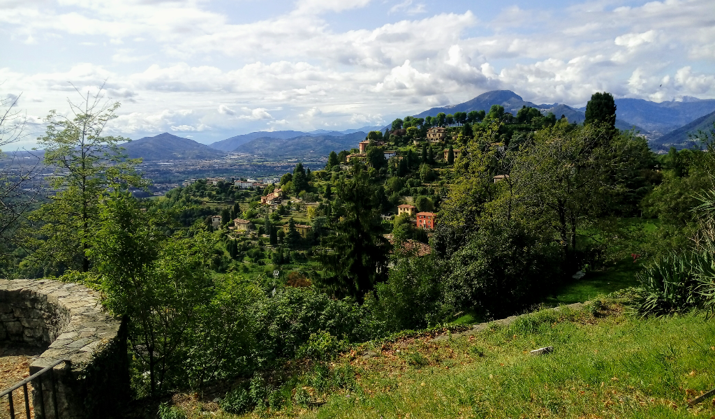 В этой галерее созданные человеком объекты, начиная от карамельной витрины кондитерского магазина, до города старинного на склоне гор...