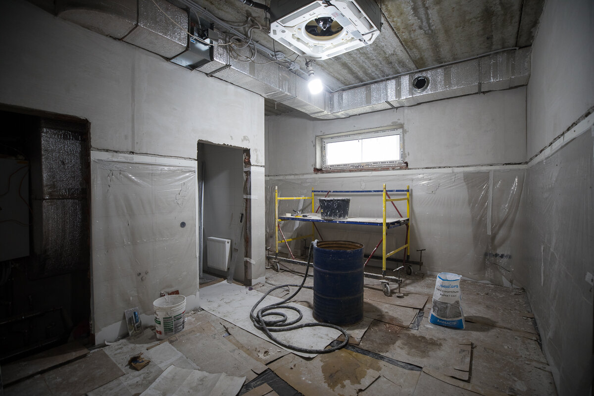 Тут будет основная точка приёма посетителей в медпункте :)