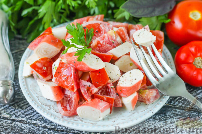 Крабовый салат с помидорами и кукурузой