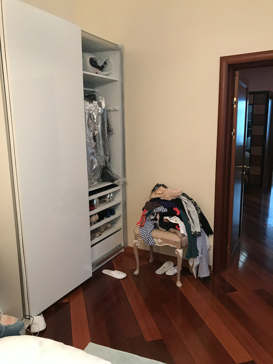 Заваленная вещами банкетка