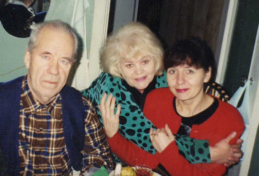Мама с бывшим мужем и племянницей. Здесь ей уже за 60.