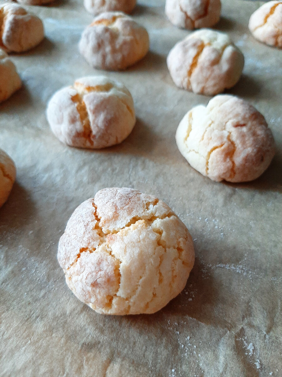 Лимонное печенье немного увеличивается при отпекании и покрывается вот такими соблазнительными трещинами. 