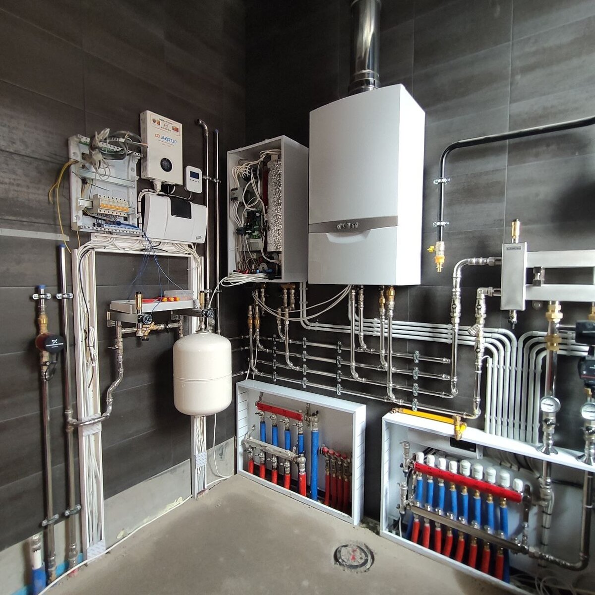 Пример качественного и профессионального монтажа системы отопления и водоснабжения в коттедже площадью 240 кв.м. от инженерного центра