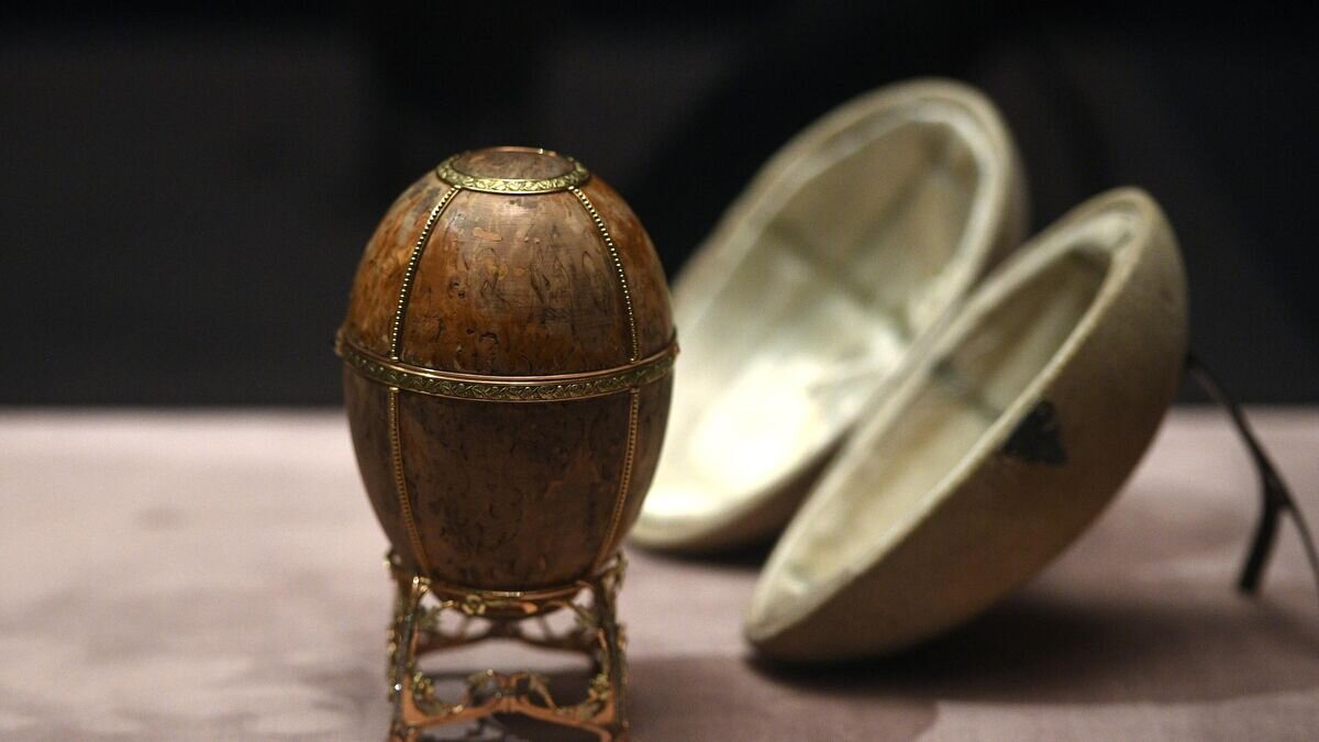    Императорское пасхальное яйцо на подставке с заводным ключом© РИА Новости / Евгений Одиноков