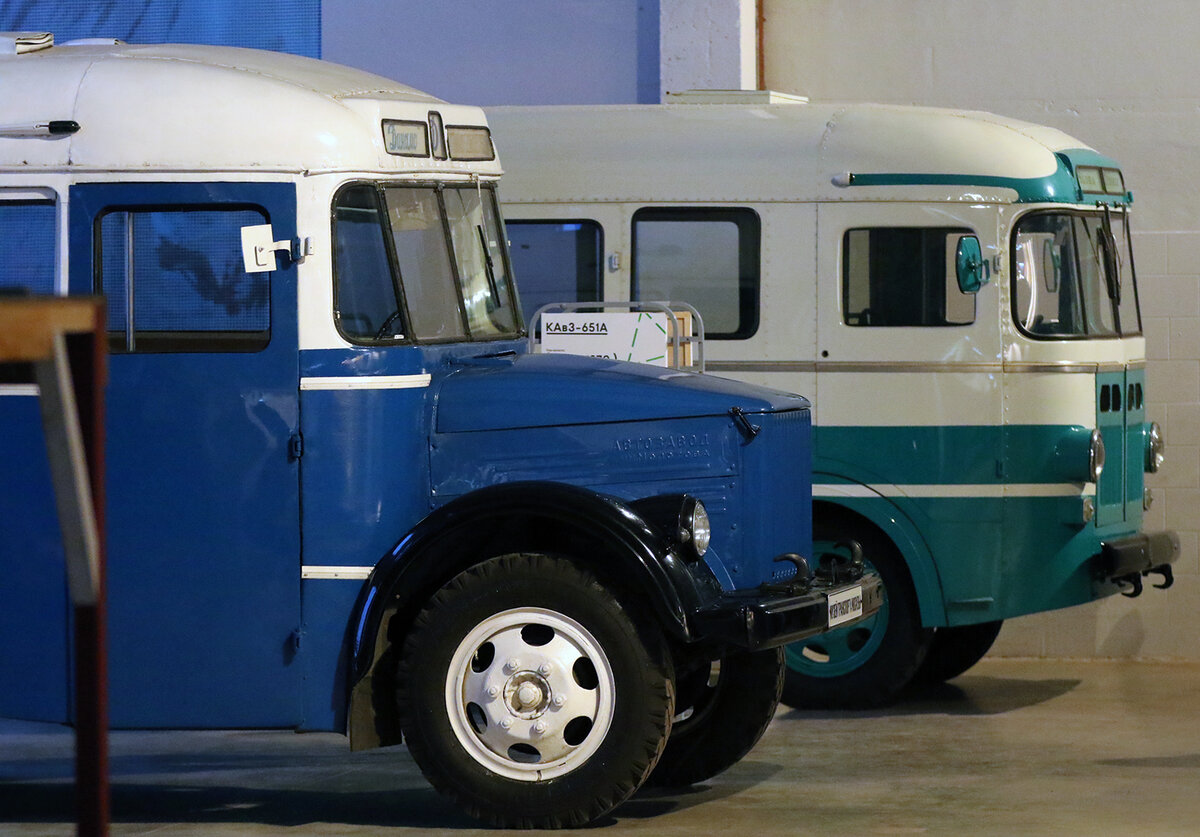 в выставочном пространстве "Бойлерная" (в котором когда-то была расположена бойлерная завода) разместились грузовики и автобусы