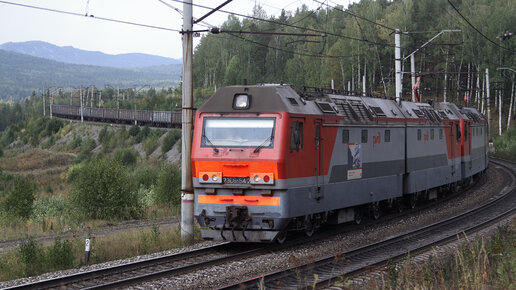 Тепловозы 2ТЭ10М с родными дизелями,электровоз ВЛ10 с пассажирским поездом,зелёный 