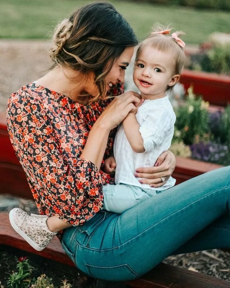 Власти вводят дополнительные меры социальной поддержки населения, в их числе и новые выплаты для семей с детьми. Независимый финансовый советник Екатерина Голубева рассказала, какие выплаты и пособия могут получить родители в 2020 году.

Начнём с тех выплат, которые были и ранее:

1. Единовременное пособие при рождении ребёнка
C 1 февраля 2020 года оно составляет 18 004,12 ₽. Выплата федеральная, но может быть увеличена по усмотрению регионов.

Как получить: написать заявление по месту работы или через органы социальной защиты населения. 

2. Ежемесячное пособие по уходу за ребёнком до 1,5 года
Эта выплата может составлять от 3376 до 27 985 ₽ (суммы также увеличились с 1 февраля).

Сколько выплатят в месяц	На первого ребёнка	На второго/последующих детей
Минимальная сумма
для неработающих мам	3 375,77 ₽	6 751,54 ₽
Минимальная сумма
с учётом МРОТ	4 852 ₽	6 751,54 ₽
Максимальная сумма	27 984,66 ₽	27 984,66 ₽
Как получить: оформляется через работодателя вместе с отпуском по уходу за ребёнком или через соцзащиту по месту жительства. 

3. Ежемесячная выплата на детей
Ежемесячная выплата на первого и второго ребёнка. С 2020 года здесь тоже произошли существенные изменения. Во-первых, срок получения такой выплаты изменился с 1,5 до 3-летнего возраста ребёнка. Во-вторых, выплата назначается семьям, чей средний доход за прошедшие 12 месяцев не превышает двукратной величины прожиточного минимума в регионе. 

Важный нюанс — на первого ребёнка выплаты производятся за счёт средств федерального бюджета, а на второго — в счёт уменьшения материнского капитала. Дата рождения ребёнка должна быть не ранее 1 января 2018 года, при этом на третьего и последующих детей эти выплаты не распространяются. Сумма выплаты равна установленной величине регионального прожиточного минимума за второй квартал предыдущего года. 

Как получить: через МФЦ или соцзащиту, на второго ребёнка — можно через Пенсионный фонд (ПФР).  

Компенсационная выплата в размере 50 ₽, которая выплачивалась в период по уходу за ребёнком с 1,5 до 3 лет, отменена.

4. Материнский капитал 
Изменения законодательства коснулись и материнского капитала. Семьи, в которых родился первый ребёнок после 1 января 2020 года, имеют право на получение материнского капитала в сумме 466 617 ₽. Семьи, у которых после 2020 года родился второй ребёнок, претендуют на материнский капитал в размере 616 617 ₽.

Как получить: оформляется автоматически. Сертификат должен появиться в личном кабинете мамы на сайте ПФР или Госуслуг.

Теперь о том, какие новые выплаты появились в этом году:

5. Ежемесячные выплаты на детей от 3 до 7 лет
Семьям с низким доходом (среднедушевой доход меньше прожиточного минимума) предоставляется возможность получить выплату в сумме ½ величины детского прожиточного минимума за второй квартал предыдущего года. Это около 5500 ₽. Выплата предоставляется на каждого ребёнка. Пособие будут выплачивать с июня 2020 года. 

Как получить: нужно подать заявление на портале Госуслуг, в МФЦ или соцзащите. 

6. 5000 ₽ семьям с детьми до 3 лет 
Получить такую выплату могут семьи, имеющие право на материнский капитал. Размер выплаты составляет 5000 ₽ на каждого ребёнка в семье в возрасте до трёх лет. Выплаты будут производиться за апрель, май и июнь.

Как получить: онлайн через портал Госуслуг или через личный кабинет на сайте ПФР. 

7. Повышенное пособие по безработице
В 2020 году россияне, оказавшиеся без работы, будут получать повышенное пособие по безработице. До конца 2020 года его максимальный размер будет равен 12 130 ₽ в месяц. А для семей, которые имеют детей, предусмотрена дополнительная выплата в размере 3000 ₽ на каждого несовершеннолетнего ребёнка. Назначается она на три месяца. 

Как получить: начисляется автоматически, если родитель официально зарегистрирован безработным, начиная с 1 марта 2020 года.

Некоторые регионы предусматривают свои дополнительные выплаты на детей. Так, например, в Санкт-Петербурге предусмотрена Единовременная компенсационная выплата при рождении ребёнка для приобретения предметов детского ассортимента и продуктов детского питания (32 339 ₽ на первого, 43 122 ₽ на второго ребёнка). 

Или «лужковские выплаты» молодым семьям в Москве (родителям должно быть не более 30 лет). При рождении первого ребёнка выплачивается сумма в размере 5 прожиточных минимумов, при рождении второго — 7 прожиточных минимумов, для третьего и последующих детей — 10 прожиточных минимумов. 

На региональном уровне могут быть предусмотрены также выплаты для детей старше 7 лет — школьников. Но, как правило, они действуют для малоимущих семей.  В остальном, если вашему ребёнку более 7 лет, то его «финансирование» лежит полностью на ваших плечах.

