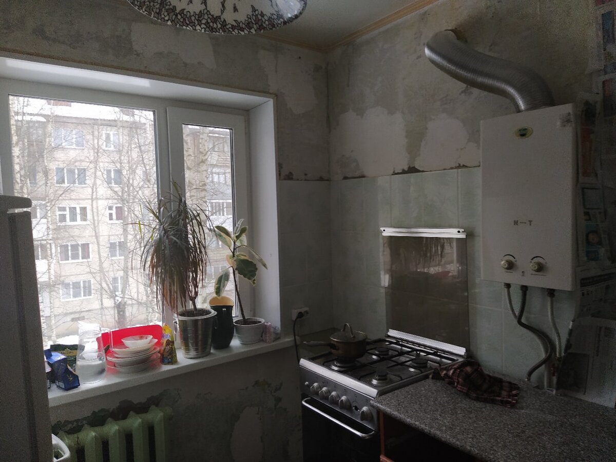 Даже ободранные до бетона стены были намного лучше, чем старые обои