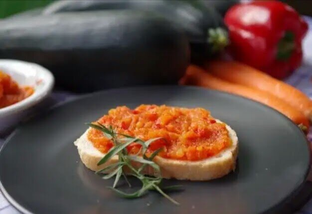 Цвет икры зависит от соотношения ингредиентов: больше перца и моркови - более красная, яркая. Меньше - наоборот :)