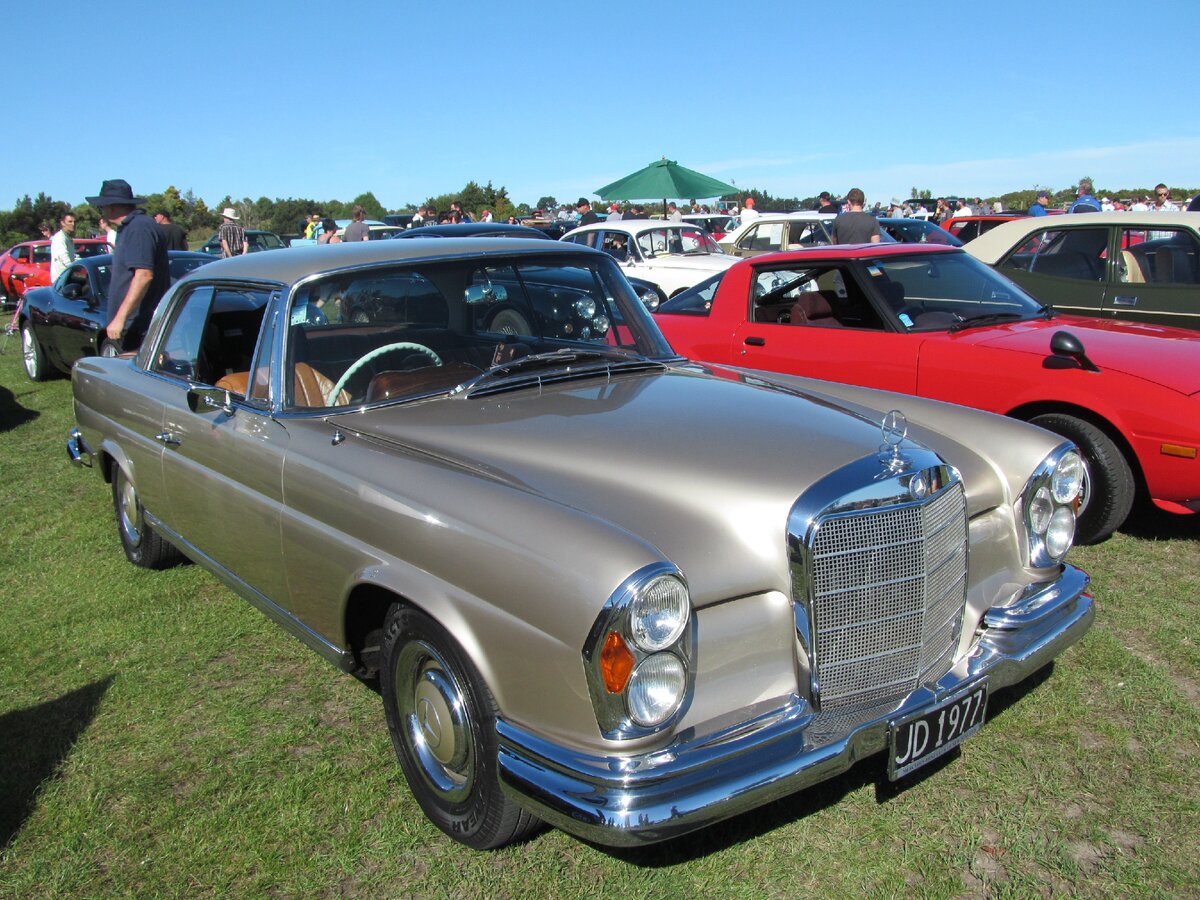 Mercedes-Benz 250SE (1966)