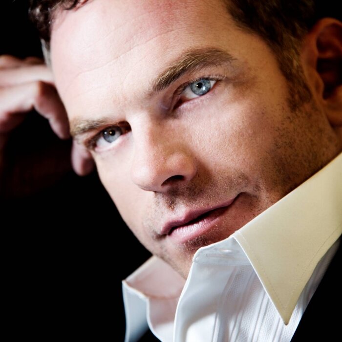 певец Гару, фото из открытых источников интернета