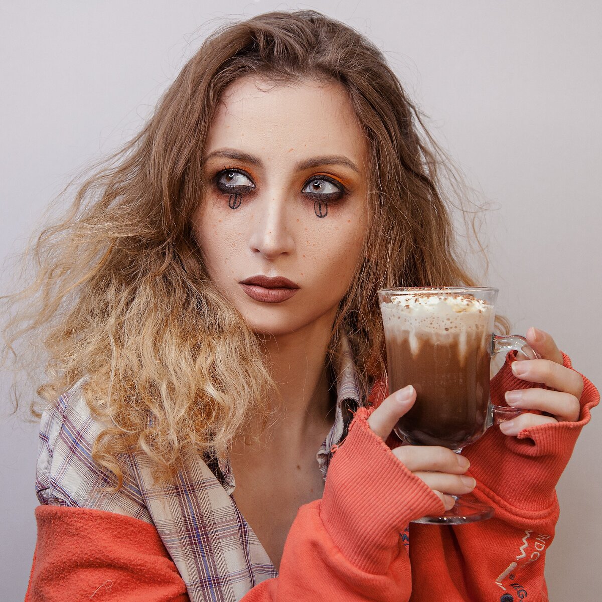 Фото автора janna_darkfox. Хуманизация коктейля Айриш кофе, макияж в стиле гранж.