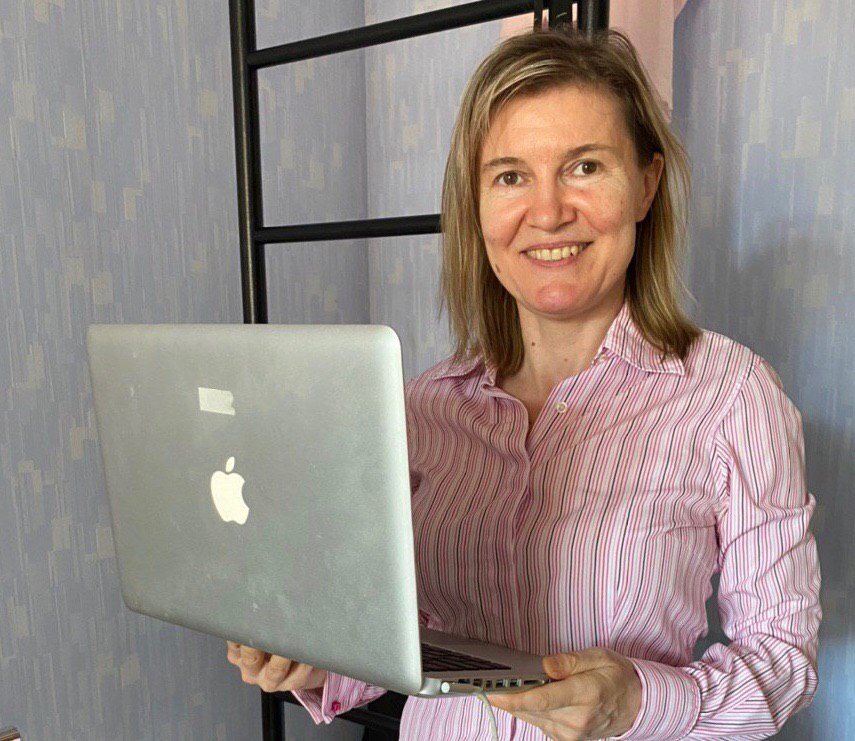 Это я довольная после защиты магистерской диссертации 😄🙋‍♀️✅⠀