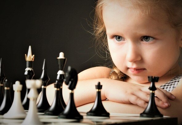 А я в школьные годы ходила на шахматы. Бросила, потому что там были одни мальчишки, и они дразнились. Не пожалела. Всё равно теперь играть умею