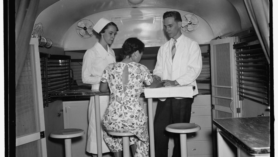 Молодая женщина сдает кровь на анализ в передвижной лаборатории в 1937 году