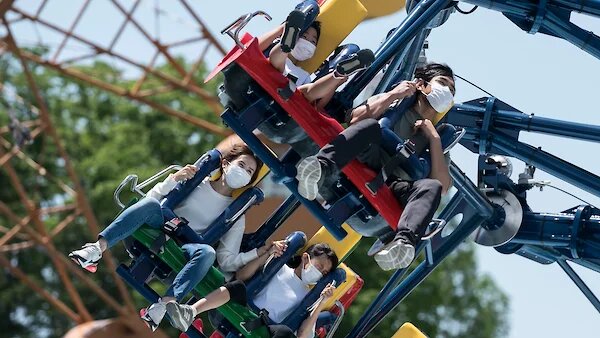 Карантинных запретов в стране нет, есть четкие рекомендации. И граждане их неукоснительно соблюдают. Даже на каруселях. Фото: Getty Images