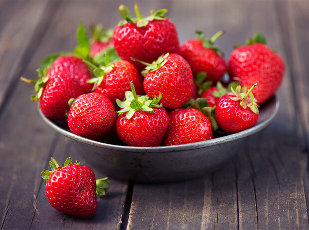 Согласно последним исследованиям употребление клубники замедляет процессы старения мозга, а значит, продлевает его функциональную жизнь, позволяя нам как можно дольше оставаться в здравом уме и крепкой памяти .