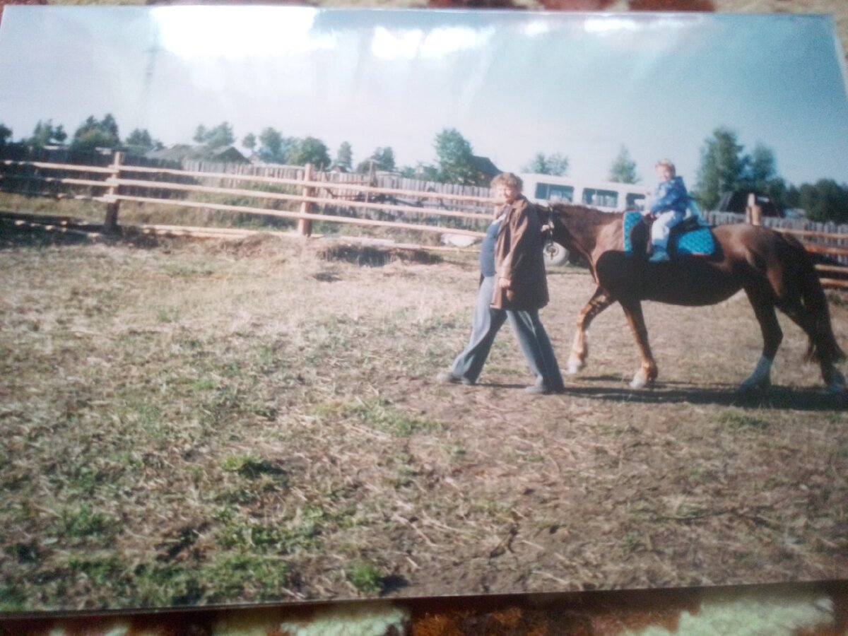 Это мы на огородах. Фотка старая, откуда прислали - там сканера нет.