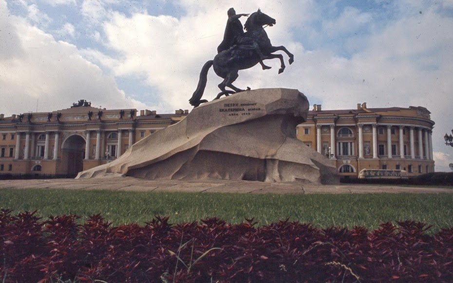 ПАМЯТНИК ПЕТРУ ВЕЛИКОМУ НА СЕНАТСКОЙ ПЛОЩАДИ САНКТ-ПЕТЕРБУРГА 