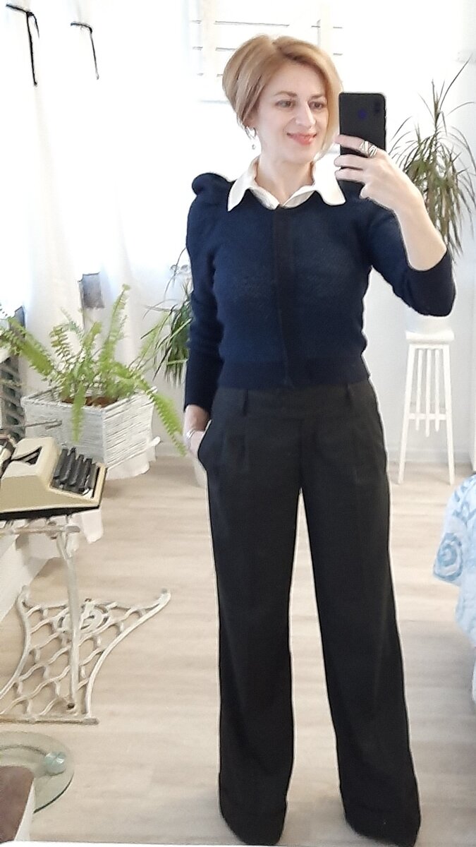 Брюки, блузка и кардиган.