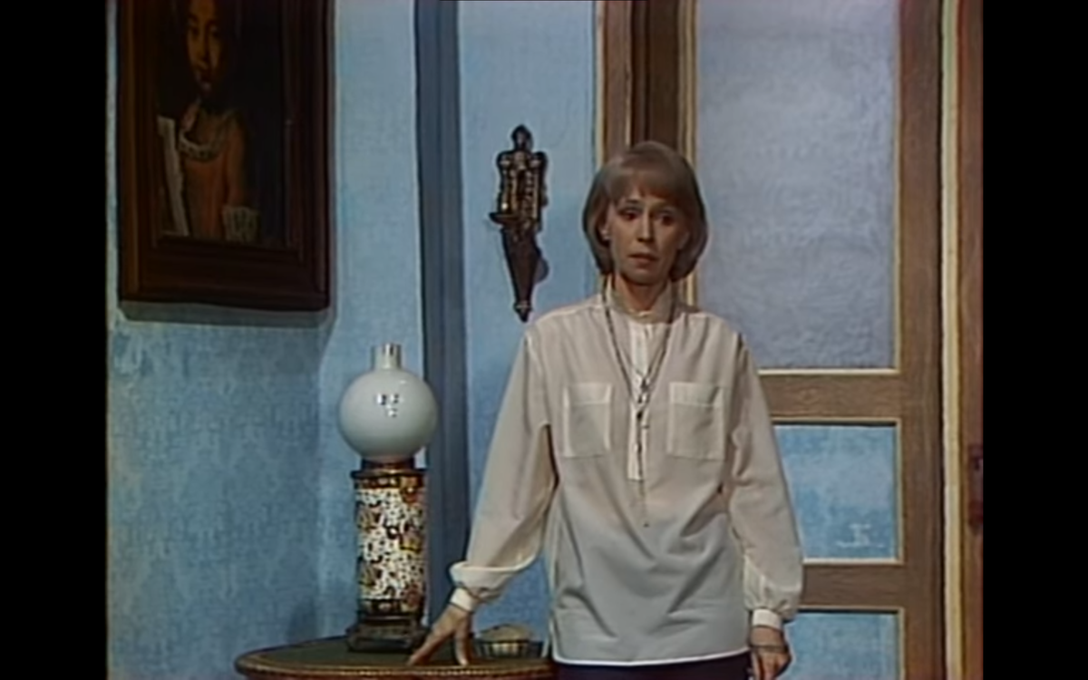 -  На Фаберже можно взглянуть в Оружейной палате,  Историческом музее и Эрмитаже,  - говорит героиня  фильма, искусствовед Муза Анатольевна.( Кадр из фильма)