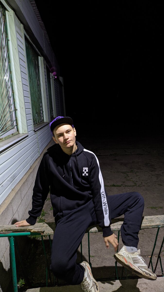 Около магазина 