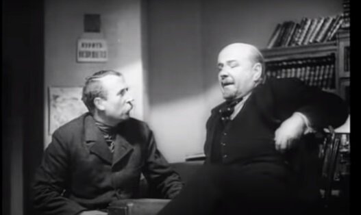Кадр из фильма "Ленин в 1918-м году" (1939) - Ленин и крестьянин рассуждают, можно ли трахнуть кулаков.