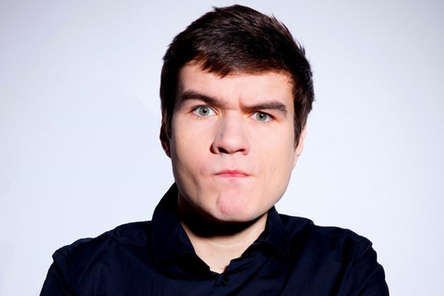 Источник: https://img.tyt.by/720x720s/n/afisha/0a/e/evgeniy_bazhenov_badcomedian.jpg   
