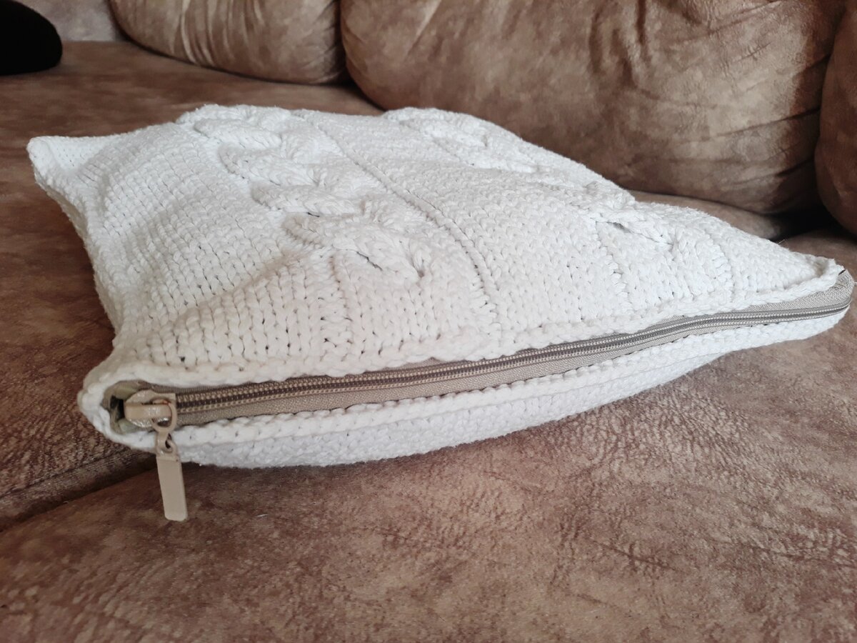 С торца вшит замочек-"молния". Фото сделано специально для этой статьи.