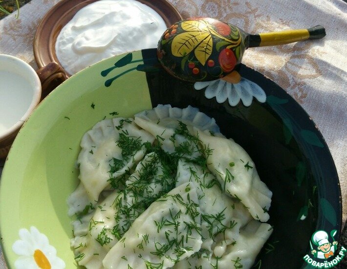 Сегодня мы с вами приготовим вареники с творогом и укропом, при чем вареники мы будем готовить из заварного теста. Заварное тесто отличается от обычного тем, что в него заливают не холодную воду, а кипяток, это нужно для того чтобы при варке наши вареники не распались. Я буду лепить вареники в вареннице, если у вас такой нет, то либо купите, либо лепите их руками.