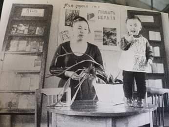 С мамой в устьнерской центральной библиотеке.