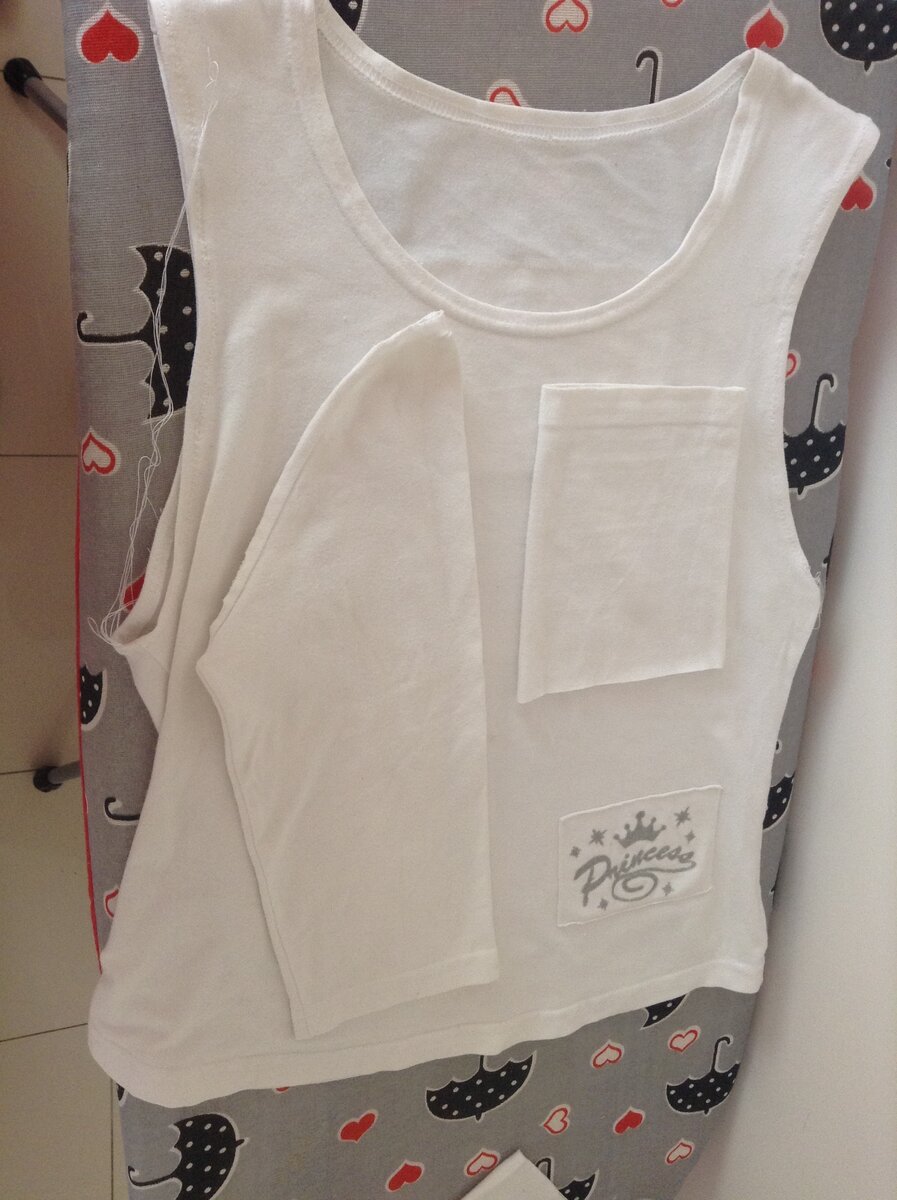 Отпороть рукава, из них можно сделать двойные карманы.