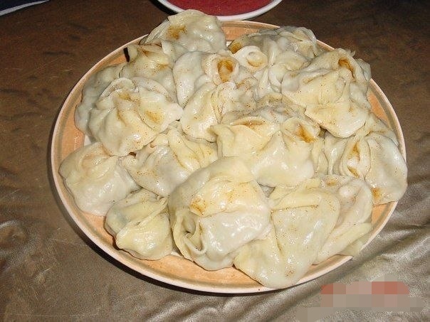 Настоящие манты делают из баранины, исключительно мелко нарезанной, с добавлением курдючного жира, но я делаю проще. Беру пополам свинины и говядины и перекручиваю через самую крупную решетку. Теперь самое интересное. Лука в мантах должно быть очень много. Тогда манты будут сочнее и ароматнее. Лука берем из расчета... примерно.. на 1 кг фарша минимум полкило лука. В идеале 1:1.Лук покрошить средненько, мельчить не стоит, иначе будет каша. Солим, перчим красным и черным перцем. я еще добавляю репчатый лук. фарш готовКогда фарш готов и тесто отлежалось, принимаемся за лепку.Манты лепить можно по разному, способов множество, я демонстрирую вам свой любимый.))Раскатываем лепешечки как на пельмени, только крупнее, размером с мужскую ладонь. Раскатывать довольно тонко. Не так, чтобы тесто просвечивалось, но... практически.) Выкладываем фарш.Теперь лепим. Склеиваем противоположные стороны раскатанной лепешечки.Потом еще раз.И теперь кончики склеиваем (верхний правый с нижним правым, верхний левый, соответственно, с нижним левым).Довольно обильно смазываем листики мантоварки (мантушницы, мантышницы, мантницы, в общем, кому как))) маслом растительным, выкладываем манты.Вода в кастрюле нижней у нас к тому времени уже должна вовсю кипеть. При желании ее можно присолить, и наже бросить туда лаврушку и несколько горошин черного перца, но я так не делаю. Манты сами по себе пахнут восхитительно.Манты готовятся около 45 минут