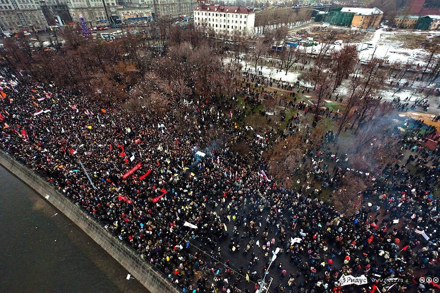 Протесты на болотной. Протесты на Болотной площади 2011. Болотная площадь протесты 2011 2012. Болотная площадь митинг 2011. Митинг на Болотной площади 10 декабря 2011 года.