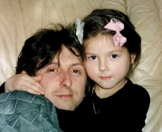 Маленькая Нюша с папой 