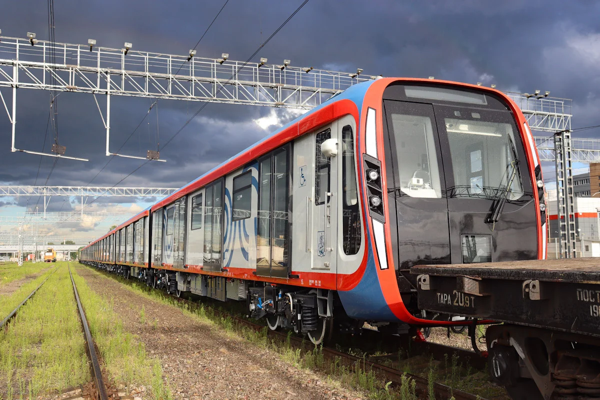 Состав "Москва-2020" номер 75005 при транспортировке с завода, фото с сайта https://transphoto.org/photo/1366121/ , автор фото Artem_171364 