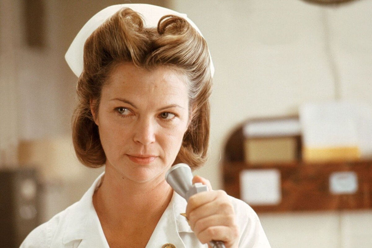 Кадр из фильма Милоша Формана «Пролетая над гнездом кукушки», 1975 год. В рот сестры Рэтчед - Луиза Флетчер. Тогда она получила "Оскара" за "Лучшую женскую роль".