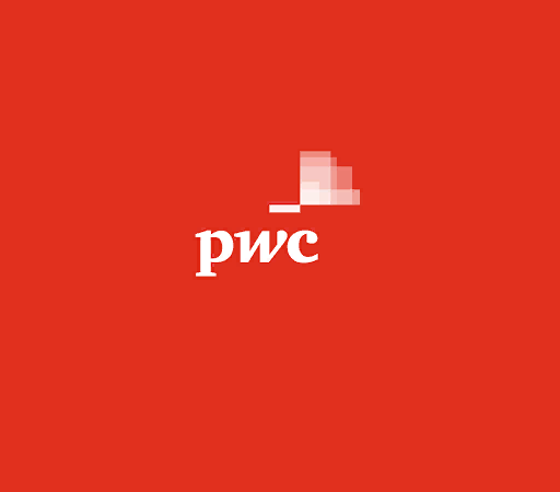 Логотип PwC на красном фоне