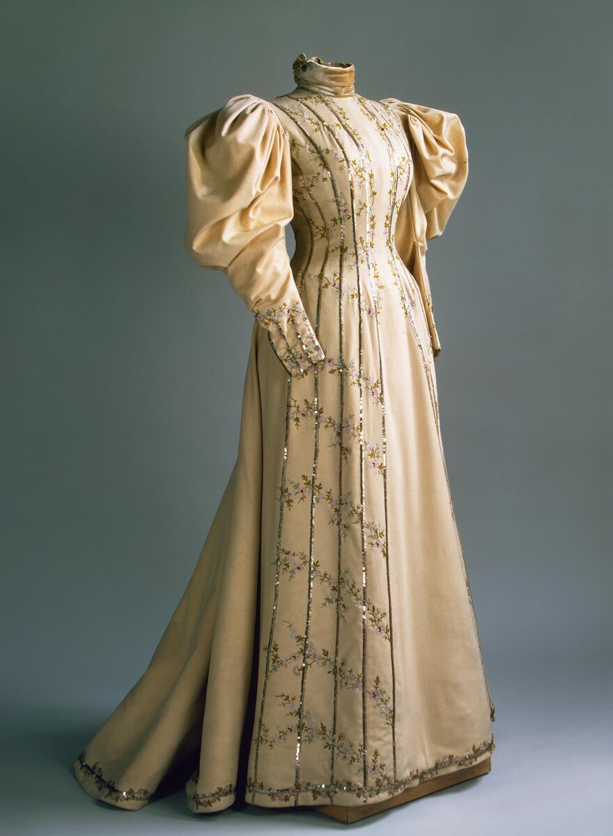 Визитное платье императрицы Александры Фёдоровны 1890-х годов из сукна и бархата, украшено шёлковой нитью и блёстками. Государственный Эрмитаж, Санкт-Петербург.   