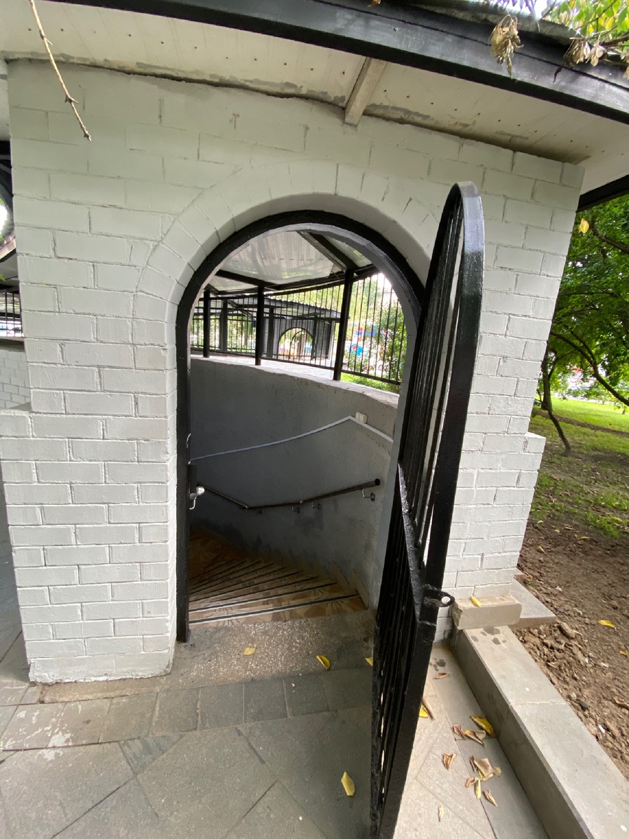 Вход отремонтирован, дверь аккуратно покрашена