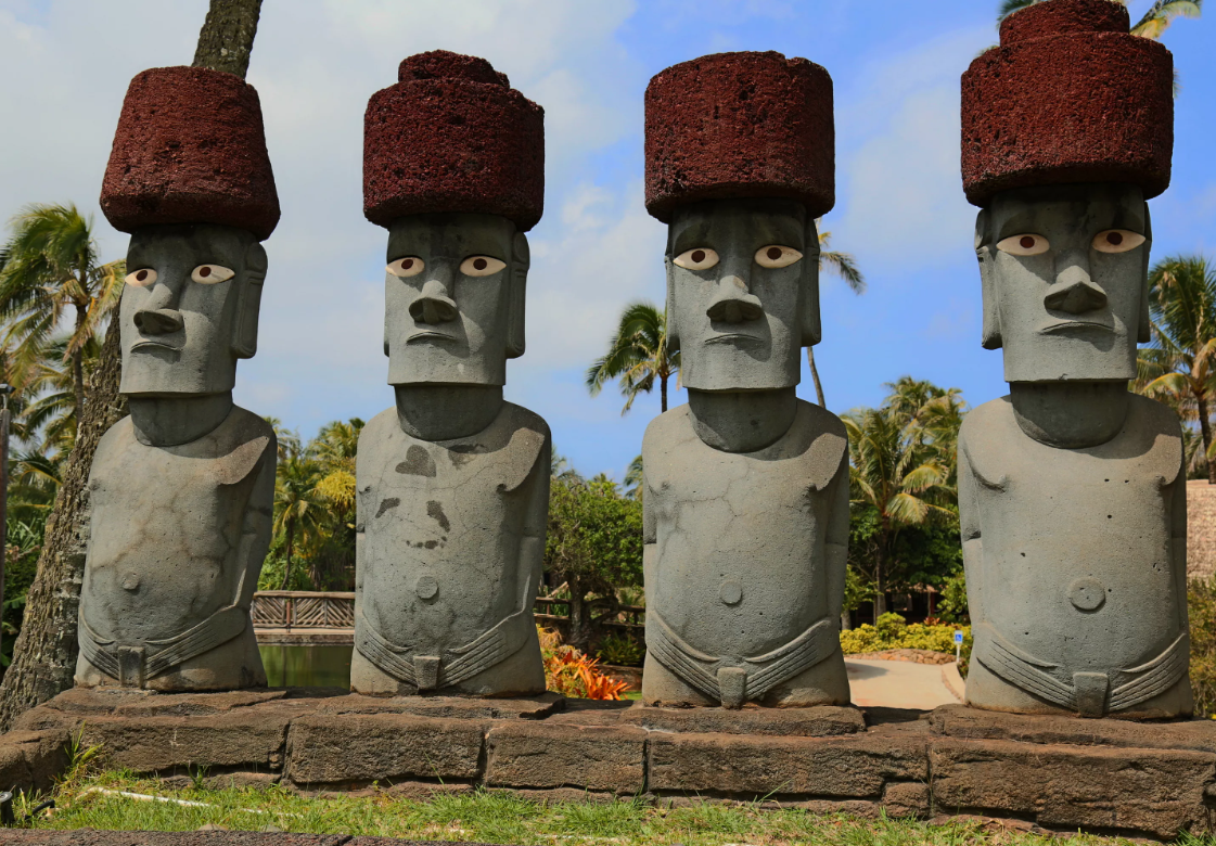 Где находятся идолы. Каменные истуканы острова Пасхи. Моаи на острове Пасхи. Статуи Моаи. Статуи истуканов на острове Пасхи.