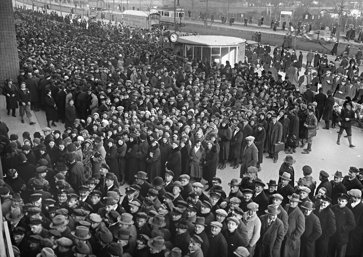 Массовая очередь из немцев.