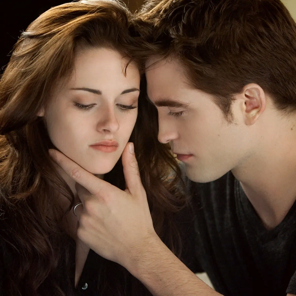 Взялись за руки. Держитесь за руки в сумерках 2023. Держитесь за руки в сумерках 2023. Держит за руку. Два человека держатся за руки.