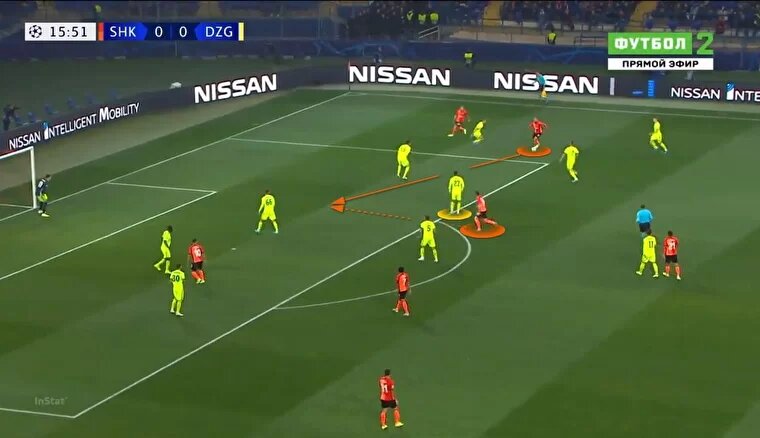 Моро смотрит на мяч и не видит движения соперника за спиной. Эпизод закончится голом «Шахтера» 